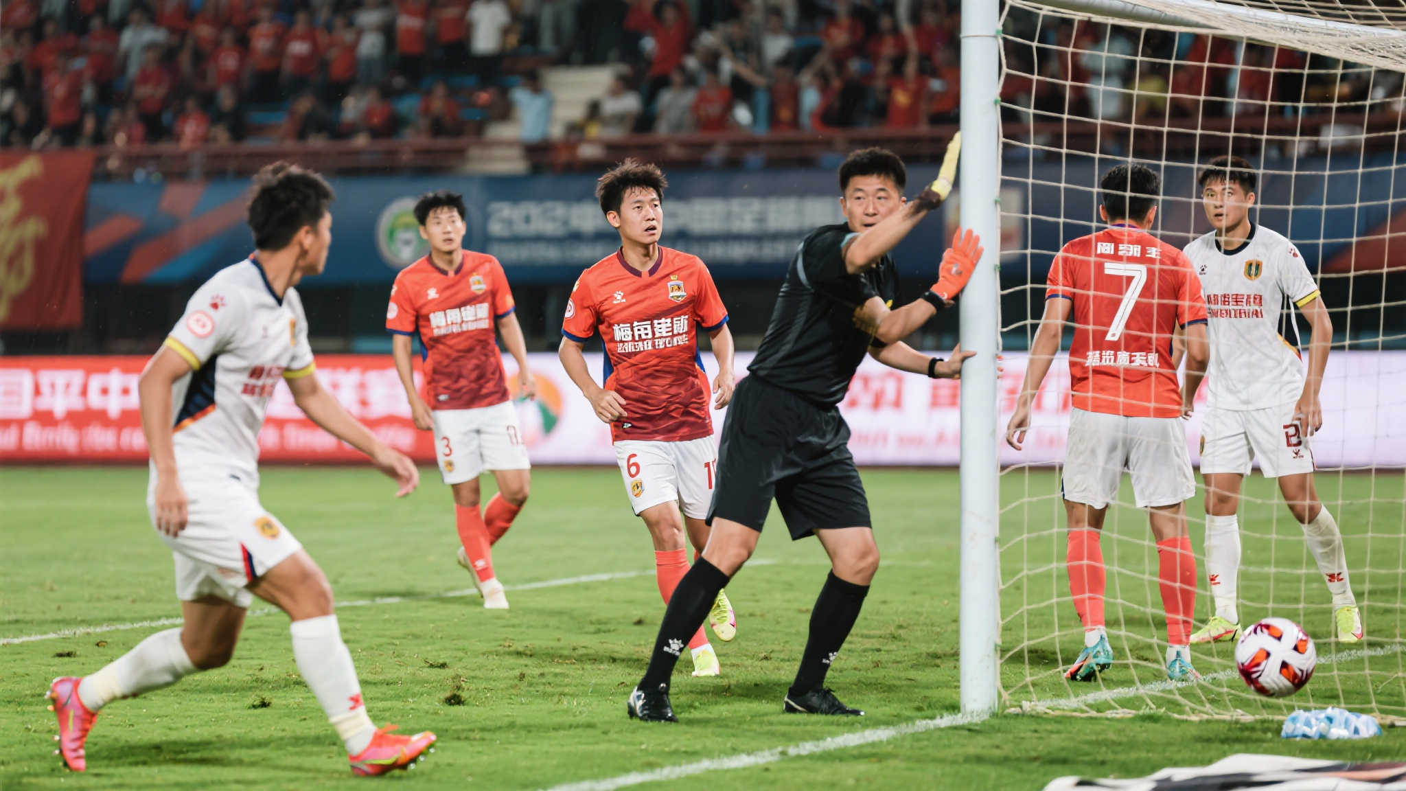 近几轮比赛中，梅州队接连失利，可以说这段过程令球员