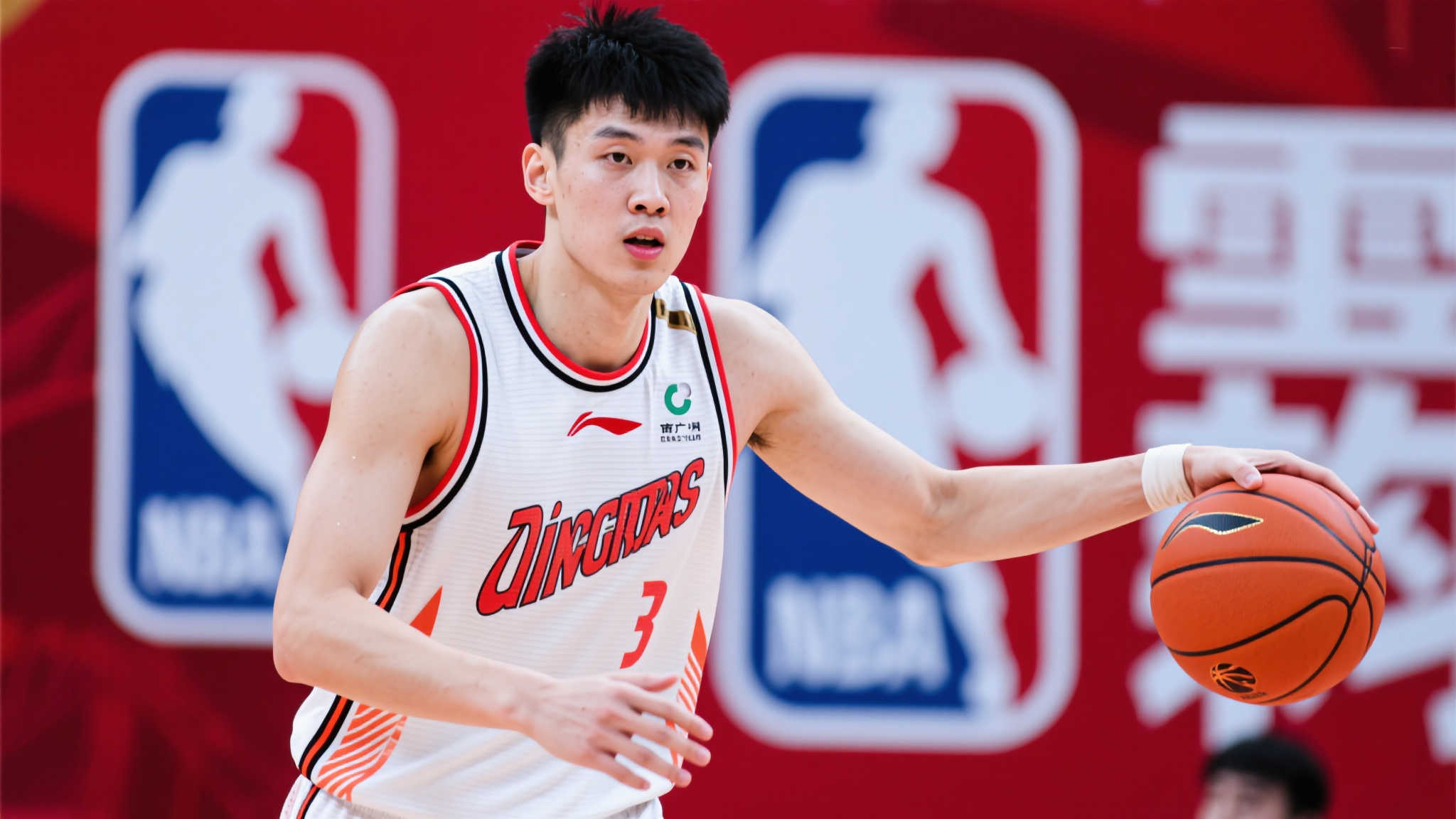 广东队迎强援!NBA级锋线助阵杜锋,男篮顶尖三号位来袭 众所周知,一个优秀的小前锋(三号位)对于全场比赛起