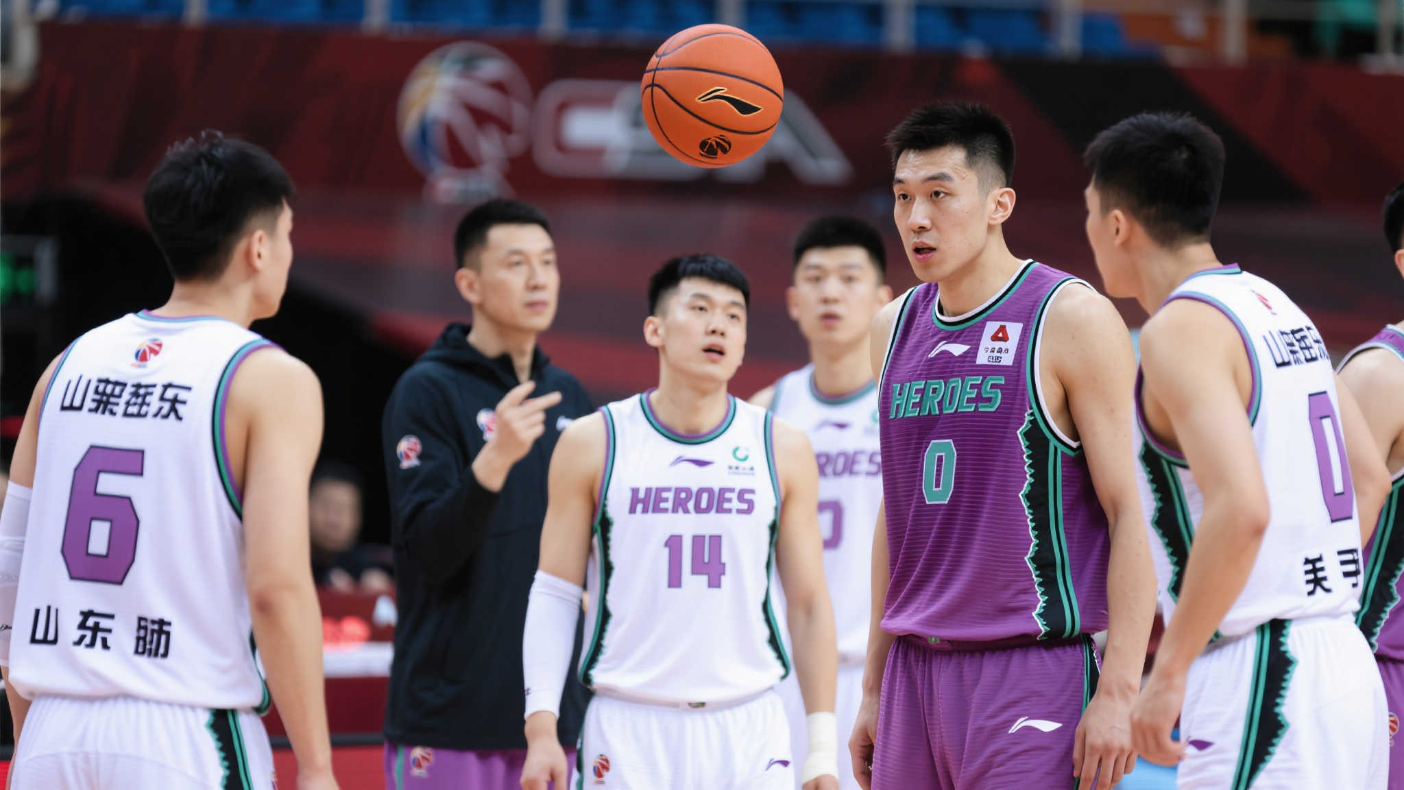 邱彪布局新战略,山东男篮补强计划揭晓,季后赛冲刺箭在弦上 在过去几个季度里,由于阵容上的缺陷和人员变动,山东